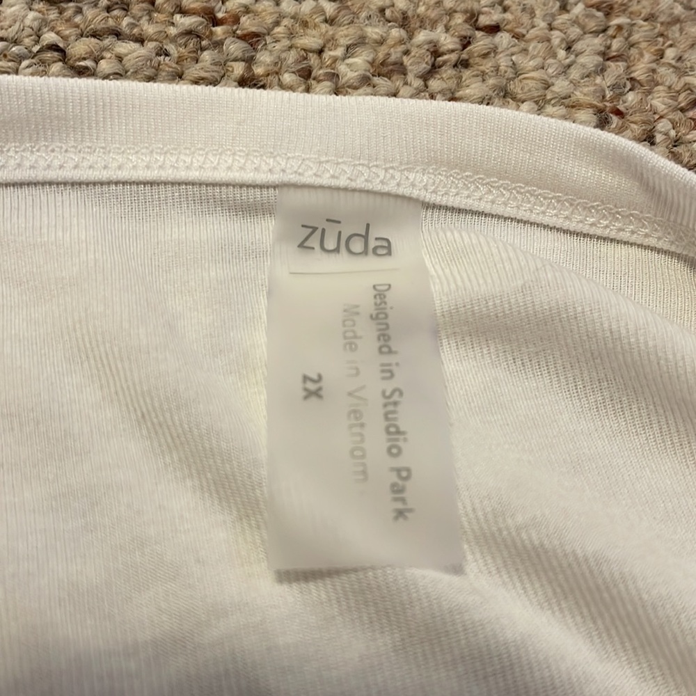 Zuda 3/4 sleeve scoop neck ruched side white t-shirt - Picture 7 of 8